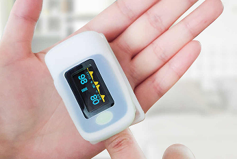 Пульсоксиметр на ладони человека | Статьи о медтехнике и медицинском оборудовании | Магазин Медтехника в Калининграде
